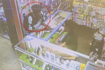 பிரிட்டிஷ் பெண்ணொருவரின் அட்டையை திருடி மோசடி