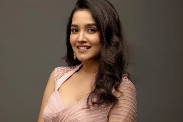 தனுஷ் பட ஹீரோயின் அனிகாவின் லேட்டஸ்ட் போட்டோஷூட்.. சேலையில் ஆளே மாறிப்போன நடிகை