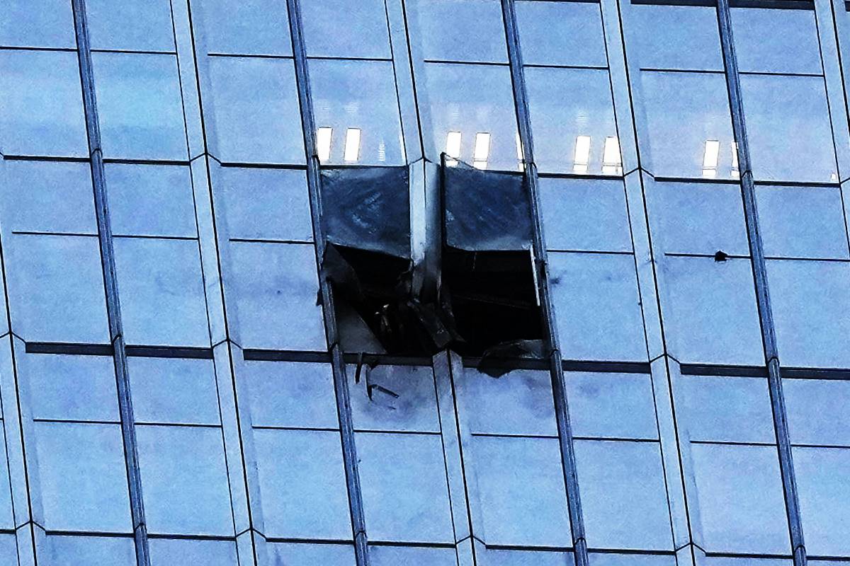 சீனாவில் விபத்திற்குள்ளாகிய சிறிய ரக விமானம்...! | Plane Crashes Into Beijing Citic Tower