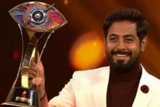 பிக் பாஸ் சீசன் 4ன் டைட்டில் வின்னர்.. 50 லட்சம் வெற்றி பரிசு.. கையில் கோப்பையுடன் இதோ