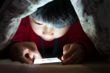 ஸ்மார்ட்போன் பயன்படுத்தும் குழந்தைகளுக்கான எச்சரிக்கை தகவல்! பெற்றோர்களே அவதானம்