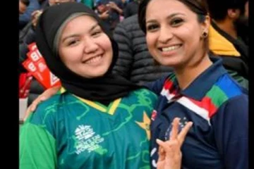 சந்தோஷமாக இந்தியா- பாகிஸ்தான் ரசிகைகள்! வைரலாகும் ஒற்றை புகைப்படம்