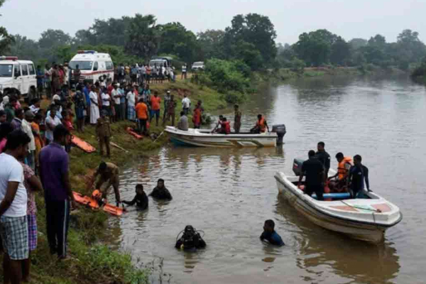 இரண்டு குழந்தைகளுடன் மல்வத்து ஓயாவில் குதித்த தாய் ; மீட்பு நடவடிக்கைகள் தீவிரம் | Mother Jumps Into Malwathu Oya With Two Children