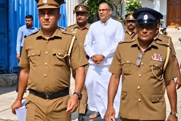 ඥානසාර හිමියන්ගේ සිවුර ගැලවීම ගැන එක්සත් ජාතික පක්ෂයෙන් දැඩි ප්‍රහාරයක් - මහනායක හිමියන්ගෙන් සමාව ඉල්ලන්නැයි රජයට බලපෑම්
