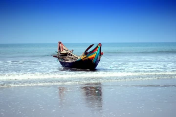 36 நாட்கள் கடலில் தத்தளித்த தந்தை, மகன் பங்களாதேஷில் மீட்பு