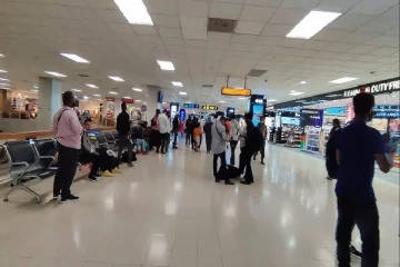 கட்டுநாயக்காவில் யாழ்ப்பாண பெண்ணுடன் சிக்கிய நபர் : விசாரணையில் வெளியான திடுக்கிடும் தகவல்