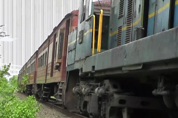 மதவாச்சியில் இருந்து மன்னார் சென்ற புகையிரதத்தில் இயந்திர கோளாறு (Photo)