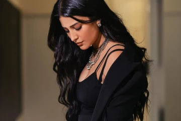 ஸ்ருதி ஹாசன் ட்ரெண்டி உடையில் ஹாட் போட்டோஷூட்