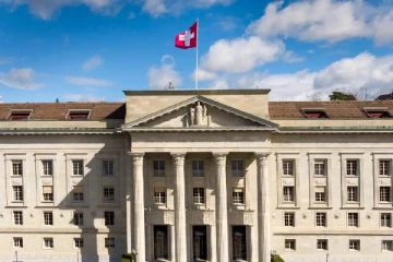 தூதரக அதிகாரிகளின் மகளுக்கே குடியிருப்பு அனுமதி அளிக்க மறுத்த சுவிஸ் நீதிமன்றம்