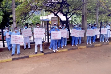 பணி பகிஸ்கரிப்பில் ஈடுபட்ட  தம்பலகமம் பிரதேச வைத்தியசாலை தாதியர்கள்