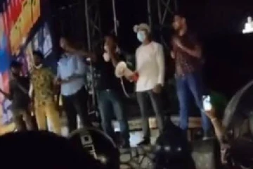 நள்ளிரவில் அமைச்சர் ஜோன்ஸ்டன் பெர்ணான்டோவின் வீட்டினை முற்றுகையிட்டுள்ள மக்கள் (PHOTOS)