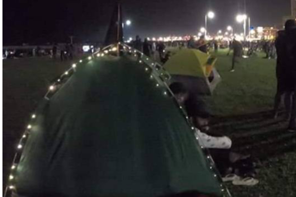 இலங்கையில் நள்ளிரவிலும் போராடும் மக்கள் | People Engaged In A Midnight Struggle For Dawn இலங்கையில் நள்ளிரவிலும் போராடும் மக்கள் | People Engaged In A Midnight Struggle For Dawn