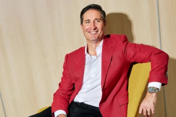 4 மாதத்திற்கு 828 கோடி சம்பளம்;அலுவலகம் செல்ல தனி விமானம் - யார் இந்த CEO?