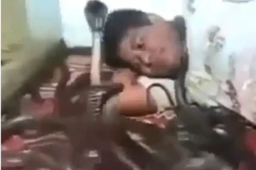 படமெடுக்கும் பாம்புகளுடன் தூக்கம்! சரமாரியாக கொத்தும் பயங்கர காட்சி