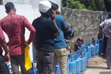 நாட்டின் பல பகுதிகளில் எரிவாயு தட்டுப்பாடு: நீண்ட வரிசையில் காத்திருக்கும் மக்கள் (VIDEO)