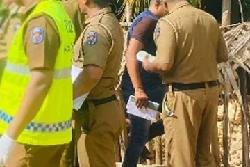 மாணவனின் பணப்பையை கொள்ளையிட்ட நபர் மீது கற்களால் தாக்கி படுகொலை