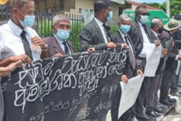 தோட்டாக்களால் பதில் சொல்லாதீர்கள்;  சட்டத்தரணிகள் ஆர்ப்பாட்டம்