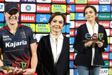 தோல்வியுற்றபோதும் எதிரணி வீராங்கனையுடன் சிரித்த முகத்துடன் போஸ் கொடுத்த நீடா அம்பானி! வைரலாகும் புகைப்படம்