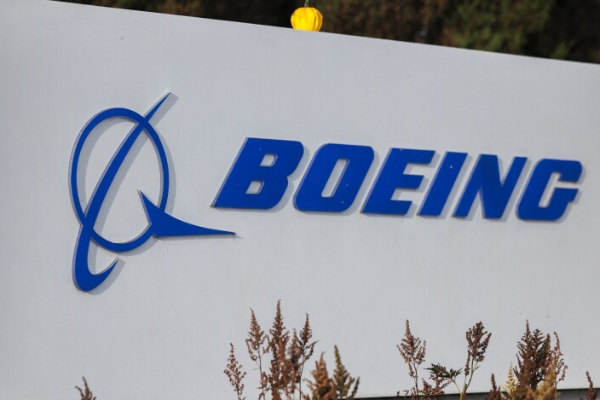 போர் விமானங்களை தயாரிக்கும் ஊழியர்கள் வேலை நிறுத்தம் | Over 3 000 Boeing Fighter Jet Workers Go On Strike