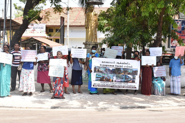 இராணுவத்தின் கையில் ஒப்படைக்கப்பட்ட உறவுகள் எங்கே? காணாமல் ஆக்கப்பட்டவர்களின் உறவுகள் போராட்டம் - ஐபிசி தமிழ்