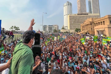 கோட்டாபய வெளியேறும் வரை அங்கேயே தங்கியிருப்போம்! அதிரடி காணும் போராட்டக்களம்