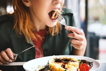 2022 இல் எடையைக் குறைக்க விரும்புபவர்களா? அப்போ இந்த உணவுகளை நல்லா சாப்பிடுங்க...!