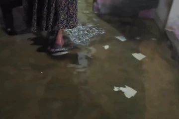 யாழில் கொட்டித்தீர்த்த மழையால் வீட்டுகளுக்குள் வெள்ளம்!