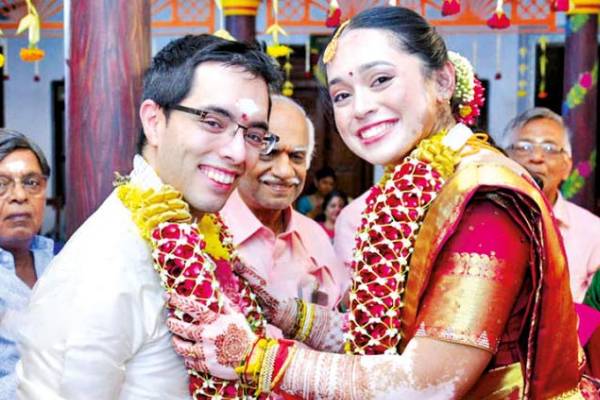 அமெரிக்க இளைஞரை கரம்பிடித்த காரைக்குடி பெண் - குவிந்த வாழ்த்துக்கள்! - தமிழ்நாடு