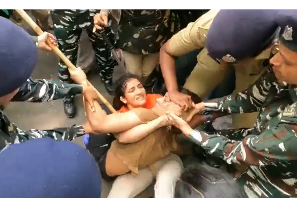 wrestlers-protest-in-delhi-police-drags-them wrestlers-protest-in-delhi-police-drags-them