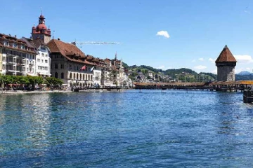 ட்ராவல் ஏஜன்சிக்கு எக்கச்சக்கமான பணத்துடன் 750 பேர் சென்றதால் பொலிசாருக்கு ஏற்பட்ட சந்தேகம்