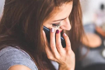 சார்ஜ் போட்டபடி செல்போனில் பேசிய மாணவி; நேர்ந்த சோகம்