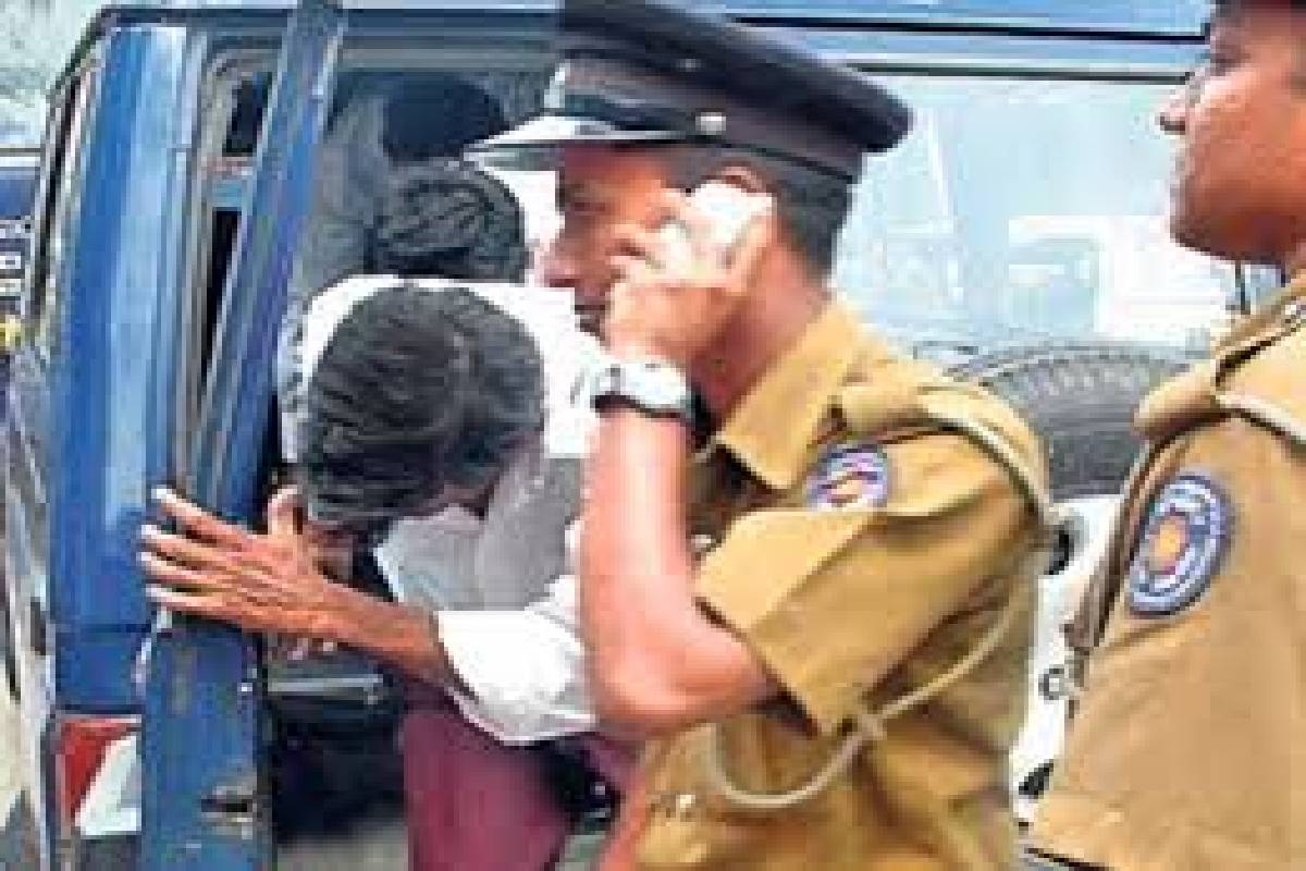 கூரியர் சேவை என்ற போர்வையில் ஆபத்தான வியாபாரம் : இருவர் மடக்கிப்பிடிப்பு | Arrested For Distributing Drugs Guise Of Couriers