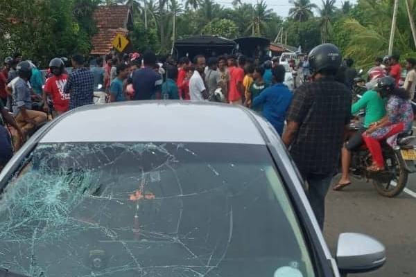யாழில் கட்டுப்பாட்டற்ற வேகத்தால் தாய், தந்தை , மகனுக்கு நேர்ந்த சோகம்  (Photos) | Involved In An Accident Jaffna