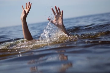 பாலத்திலிருந்து கீழே குதித்த யுவதி; தேடும் பணிகளில் பொலிஸார்