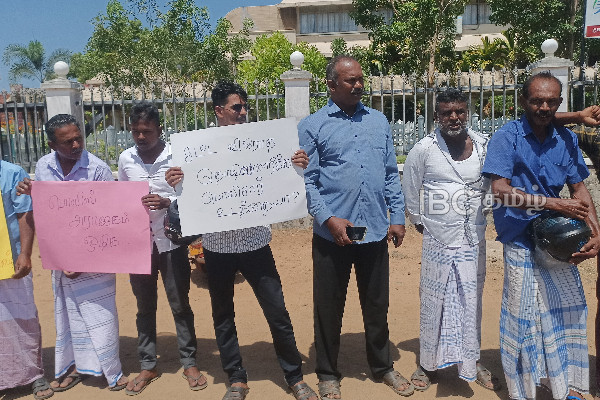 முல்லைத்தீவில் போராட்டம் - பெரும்பான்மையினரின் அத்துமீறலுக்கு காவல்துறையினர் உடந்தையா..! | Mullativu Protest Against Police