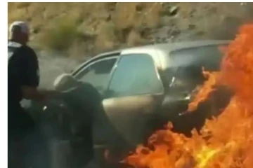 நடுரோட்டில் தீப்பற்றி எரிந்த கார்! கண்ணிமைக்கும் நேரத்தில் காப்பாற்றிய ஹீரோ- குவியும் பாராட்டுகள்