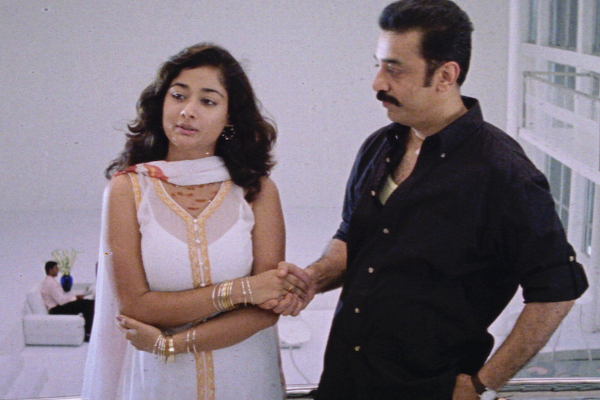 41 வயதில் எல்லைமீறும் விக்ரம் பட நடிகை.. கண்கூசும் அளவிற்கு புகைப்படத்தை வெளியிட்ட கிரண்.. | Kiran Rathod Latest Glamour Photos Viral