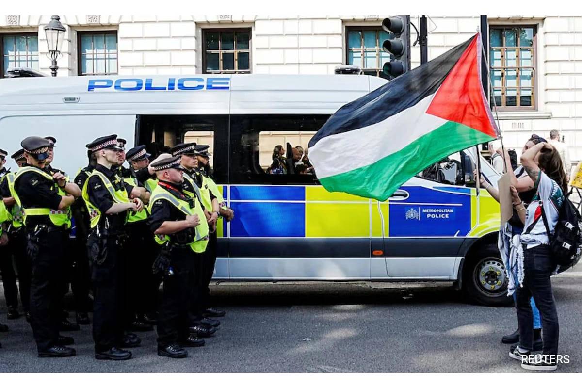 Met police arrest 18 supporters