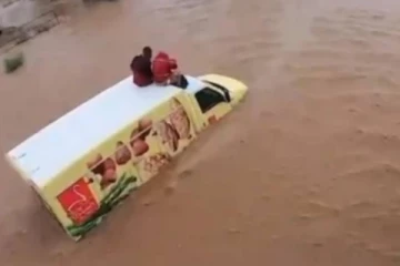 வெள்ளத்தில் சிக்கிய டிரக்.. வாழ்வா? சாவா? விளிம்பில் தவித்த பயணிகள்... பறந்து வந்து உதவி செய்த நபரின் வீடியோ வைரல்!