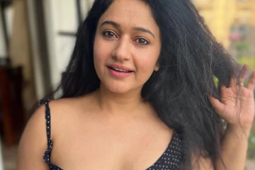 நடிகை பூனம் பஜ்வா கிளாமர் போட்டோஷூட்