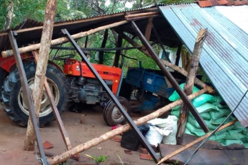 முல்லைத்தீவில் மின்னல் காற்றுடன் கூடிய மழையால் வீடுகள் பாதிப்பு (Photos)