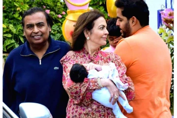 பேரக்குழந்தைகளை கையில் ஏந்தியபடி கொஞ்சிய முகேஷ் அம்பானி மனைவி!