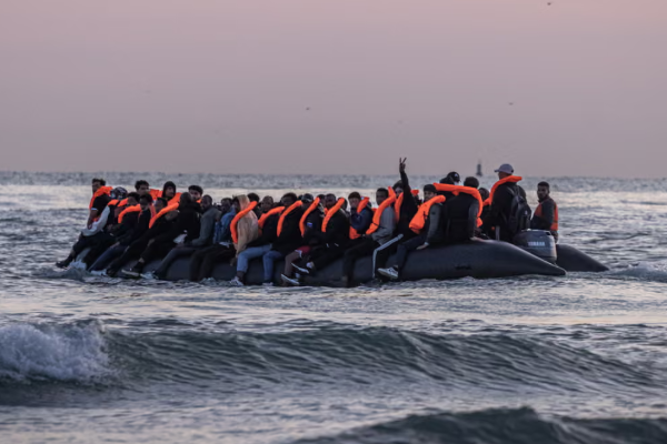 நாடுகடத்தப்படுவதை எதிர்த்து 30 புகலிடக்கோரிக்கையாளர்கள் உண்ணாவிரதம் | Asylum Seekers Uk Hunger Strike