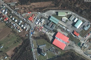 உணவுக்காக நீண்ட வரிசையில் காத்திருக்கும் உக்ரைன் மக்கள்: அதிர்ச்சி தரும் புதிய செயற்கைகோள் புகைப்படங்கள்!