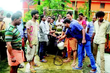 வீட்டு கிணற்றில் திடீரென ஊற்றெடுக்கும் பெட்ரோல் -ஆச்சரியத்தில் மக்கள்
