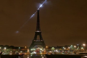 ஈபிள் கோபுரத்தில் முன்கூட்டியே அணைக்கப்பட்ட விளக்குகள்: காரணம் இதுதான்...