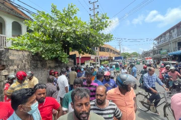 பிரதேச செயலரின் தலையீட்டால் யாழில் நிறுத்தப்பட்ட எரிவாயு விநியோகம்- கொந்தளித்த மக்கள்!