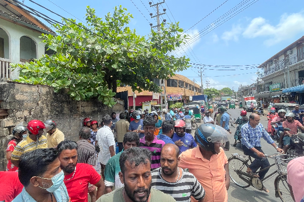 பிரதேச செயலரின் தலையீட்டால் யாழில் நிறுத்தப்பட்ட எரிவாயு விநியோகம்- கொந்தளித்த மக்கள்! - ஐபிசி தமிழ்