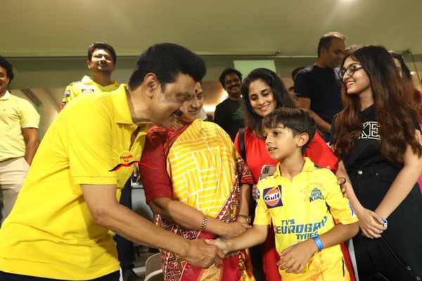 முதலமைச்சரிடம் கை குலுக்கிய அஜித்தின் மகன்.. இதோ புகைப்படம் | Ajith Family Watched Ipl With Cm
