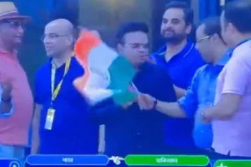 முகத்தை சுழித்து தேசிய கொடியை அவமதித்த அமித்ஷா மகன்.. வைரலாகும் வீடியோ...